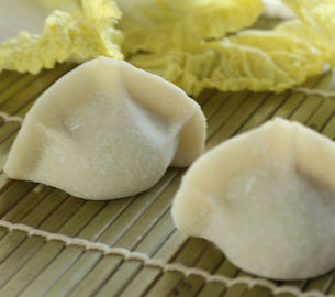 विभिन्न आंतरिक ingrediants के साथ स्वादिष्ट जमे हुए प्रसंस्कृत खाद्य Dumplings JiaoZi