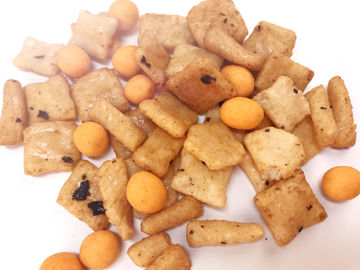 स्वादिष्ट नमकीन शुद्ध भुना हुआ चावल क्रैकर मिक्स लेपित मूंगफली मिश्रित स्नैक्स