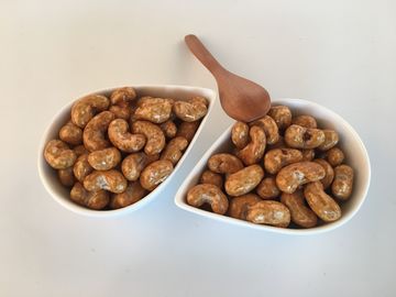 कच्चा ग्राउंड काजू स्नैक्स स्वादिष्ट टेस्टी श्रीराची मिर्च स्वाद मसालेदार काजू पूर्ण पोषण ओईएम