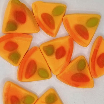 मज़ेदार आकार के गमियाँ, रंगीन स्लाइस और रचनात्मक रूप