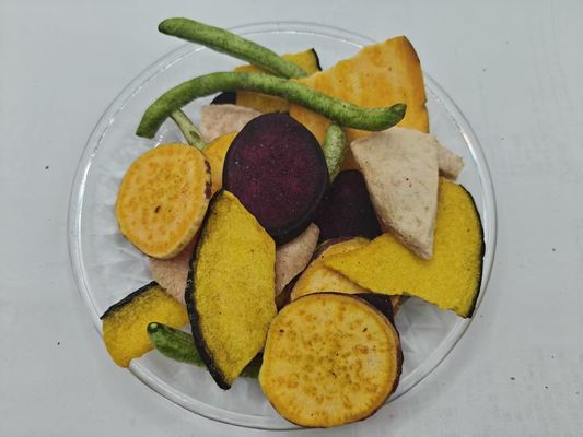 फलों और सब्जियों के चिप्स के साथ फल और सब्जियों के चिप्स