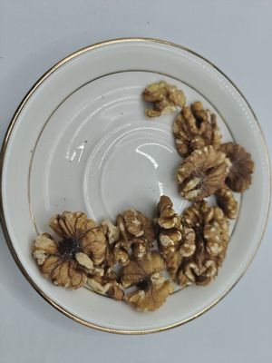 प्रीमियम रोस्टेड अनसोल्ड अखरोट के कर्नेल्स