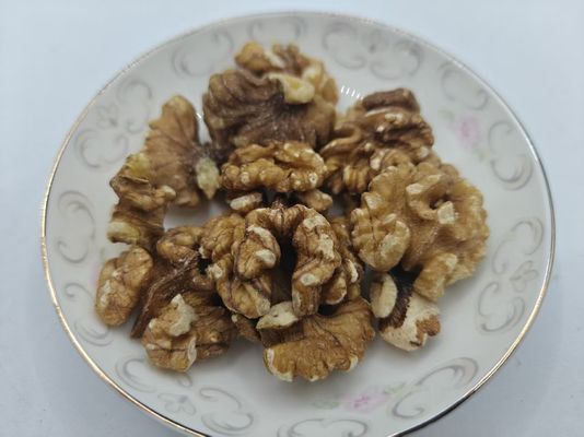 प्राकृतिक अवयवों से बने स्वादिष्ट भुने हुए अखरोट