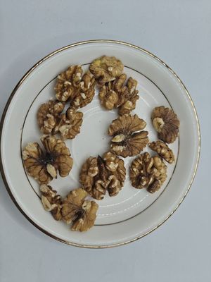 प्रीमियम रोस्टेड अनसोल्ड अखरोट के कर्नेल्स