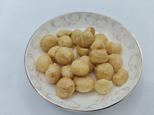 प्राकृतिक सामग्रियों से बने स्वादिष्ट भुने हुए मैकाडैमिया
