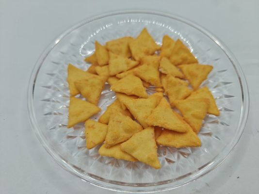 स्वस्थ प्राकृतिक आटा क्रंचिंग त्रिकोण काट