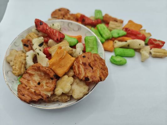 मूल अनुकूलित स्वाद मिश्रित चावल क्रैकर्स विविधता पैक तेल सामग्री के साथ थोक पैकेजिंग