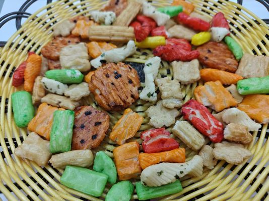 मूल अनुकूलित स्वाद मिश्रित चावल क्रैकर्स विविधता पैक तेल सामग्री के साथ थोक पैकेजिंग