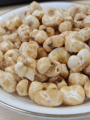 कुरकुरे स्वादिष्ट प्राकृतिक तेल मुक्त बेक्ड भुने हुए मक्का के फूले हुए स्नैक्स