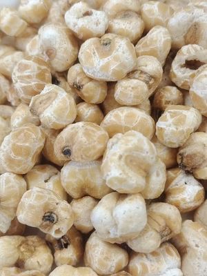 कुरकुरे स्वादिष्ट प्राकृतिक तेल मुक्त बेक्ड भुने हुए मक्का के फूले हुए स्नैक्स