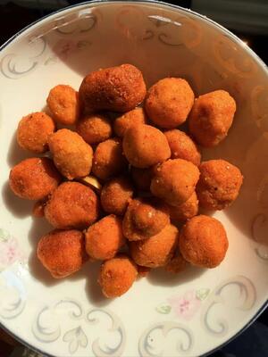 कस्टमाइज्ड OEM पैकिंग में नमकीन अंडे की जर्दी और मसालेदार स्वाद के साथ गोल्डन योक क्रंच मूंगफली स्नैक