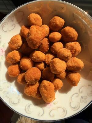 कस्टमाइज्ड OEM पैकिंग में नमकीन अंडे की जर्दी और मसालेदार स्वाद के साथ गोल्डन योक क्रंच मूंगफली स्नैक