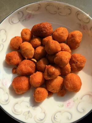 कस्टमाइज्ड OEM पैकिंग में नमकीन अंडे की जर्दी और मसालेदार स्वाद के साथ गोल्डन योक क्रंच मूंगफली स्नैक