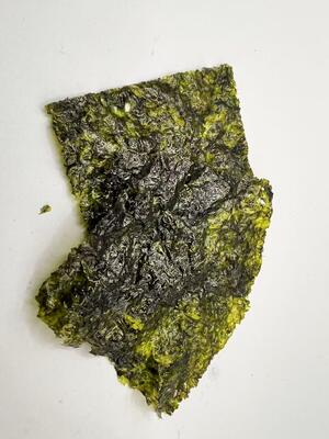 समुद्री नमक स्वाद के साथ भुने हुए समुद्री शैवाल स्नैक्स - ग्लूटेन-मुक्त और कम वसा वाला स्वस्थ स्नैक मिक्स