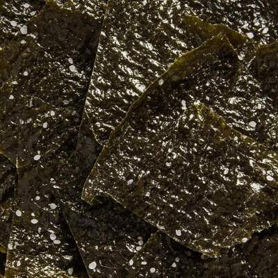 समुद्री नमक स्वाद के साथ भुने हुए समुद्री शैवाल स्नैक्स - ग्लूटेन-मुक्त और कम वसा वाला स्वस्थ स्नैक मिक्स