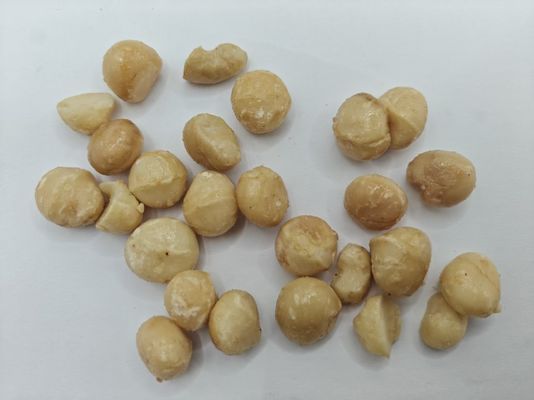 प्राकृतिक सामग्रियों से बने स्वादिष्ट भुने हुए मैकाडैमिया