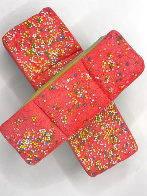 मार्शमैलो ड्रीमकेक रेनबो स्वर्ल्स – एक्स्ट्रा चीवी, सुपर फ्लफी और 100% शुगर रश हैप्पीनेस