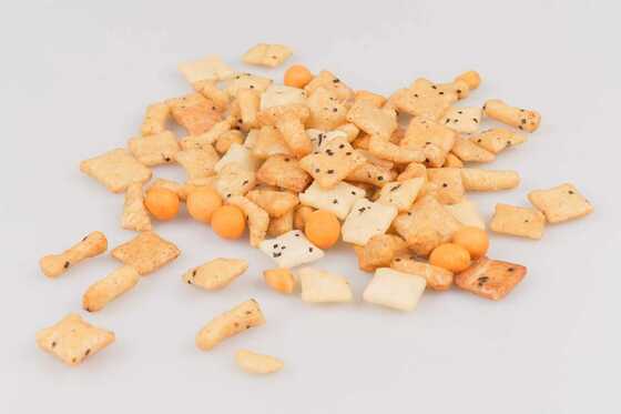 बीआरसी प्रमाणित चिली फ्लेवर राइस क्रैकर मिक्स मूंगफली के साथ - मंचाइन्स स्नैक