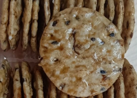कोई रंग नहीं तिल सोया सॉस स्वाद भुना हुआ चावल क्रैकर्स सभी उम्र में खस्ता स्नैक्स
